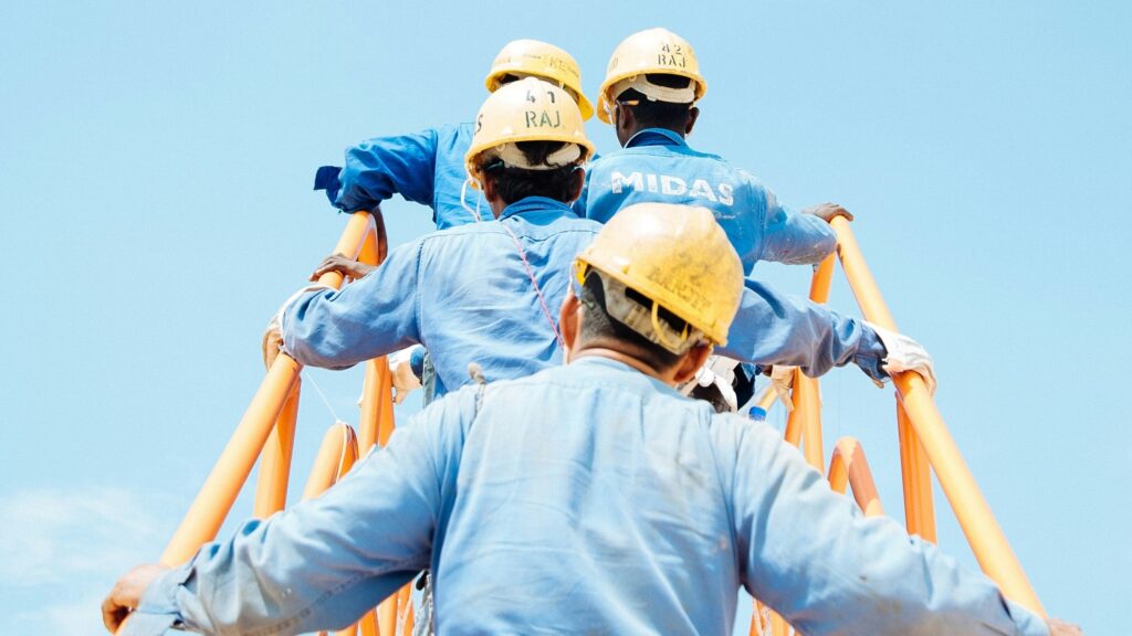 Betriebliche Altersvorsorge bAV Bauarbeiterinnen mit Helm, die eine Treppe hochgehen